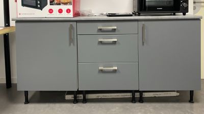un micro-ondes posé sur un meuble de cuisine