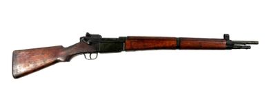 un fusil avec un canon et une crosse en bois, sur fond blanc