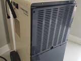 une machine posée sur une table