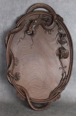 un plateau en bois orné d'un dragon