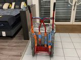 un chariot posé par terre dans un magasin