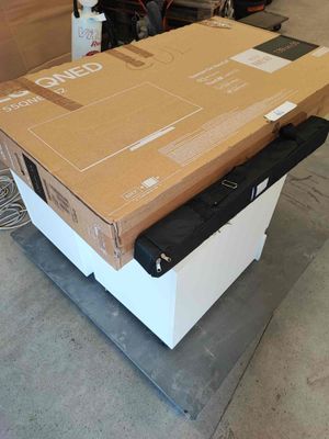 une boîte posée sur un carton