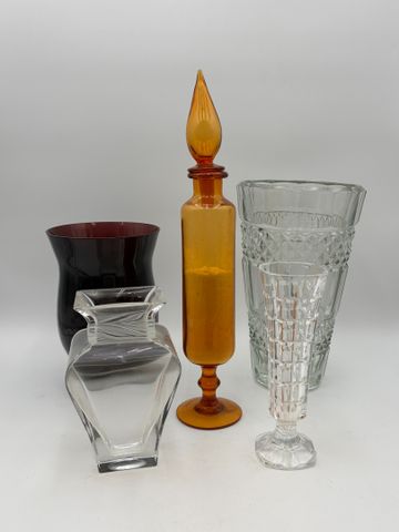 Lot de 4 vases (éclat à l’un) et un flacon 