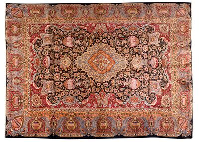 un tapis persan ancien orné d'un motif en médaillon sur fond noir