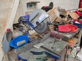 un homme debout devant une table sur laquelle sont posés des outils