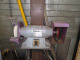 une machine qui se trouve dans un garage