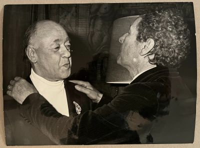 Photographe inconnu. Jean-Louis Barrault décore Eugène Iones…