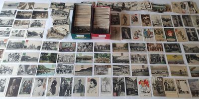 beaucoup de vieilles cartes postales sur la table