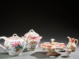 un ensemble d'objets en porcelaine posés sur une table