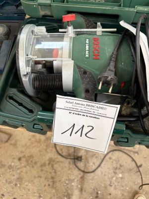 une boîte contenant une perceuse et d'autres outils