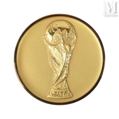 Coupe du Monde 1998. Médaille d'or de vainqueur offerte aux …