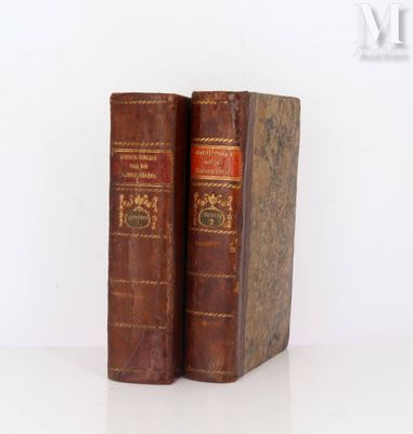 deux vieux livres posés l'un sur l'autre sur une table