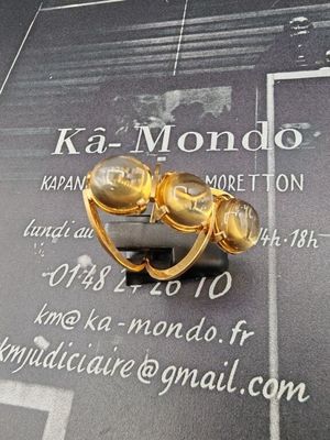 une paire de lunettes posée sur une plaque en verre