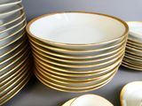 beaucoup d'assiettes empilées les unes sur les autres sur la table