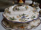 une table blanche sur laquelle sont disposés des assiettes et des bols ornés de fleurs