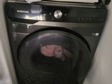 un lave-linge et un sèche-linge dans le coin d'une pièce