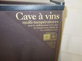 a sign on the side of a refrigerator that says cave a vins