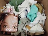 une boîte en carton remplie de vêtements et une photo d'une femme