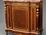 une armoire ancienne en bois avec un plateau en marbre