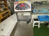 une machine posée sur une table dans une pièce
