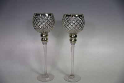 deux verres à vin posés l'un à côté de l'autre sur une table