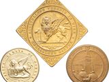 trois types différents de pièces d'or sur fond blanc