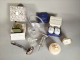 plusieurs objets posés ensemble sur une table
