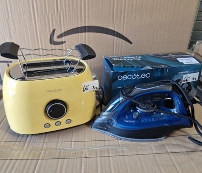 un grille-pain jaune et un fer à repasser bleu posés sur une boîte en carton