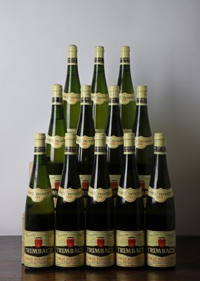 plusieurs bouteilles de vin posées les unes à côté des autres sur une table