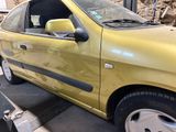 une voiture jaune garée sur le bord de la route
