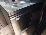 un lave-vaisselle posé sur un plan de travail dans un magasin