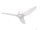 un ventilateur de plafond blanc suspendu au plafond