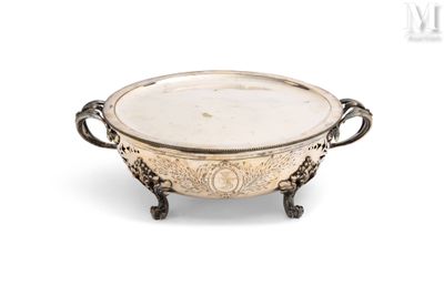 une assiette en argent ancienne avec des poignées et des poignées sur un support