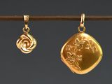 deux pendentifs en or ornés d'une pièce d'or et d'une rose en or