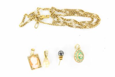 plusieurs bijoux en or, notamment un collier, des boucles d'oreilles et une bague