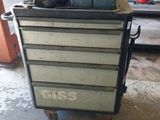 un petit chariot chargé d'outils dans un garage
