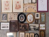 beaucoup de photos encadrées et de photos posées par terre