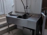 une cuisine avec un évier et une cuisinière