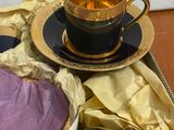un plateau sur lequel se trouvent une tarte et une tasse de café
