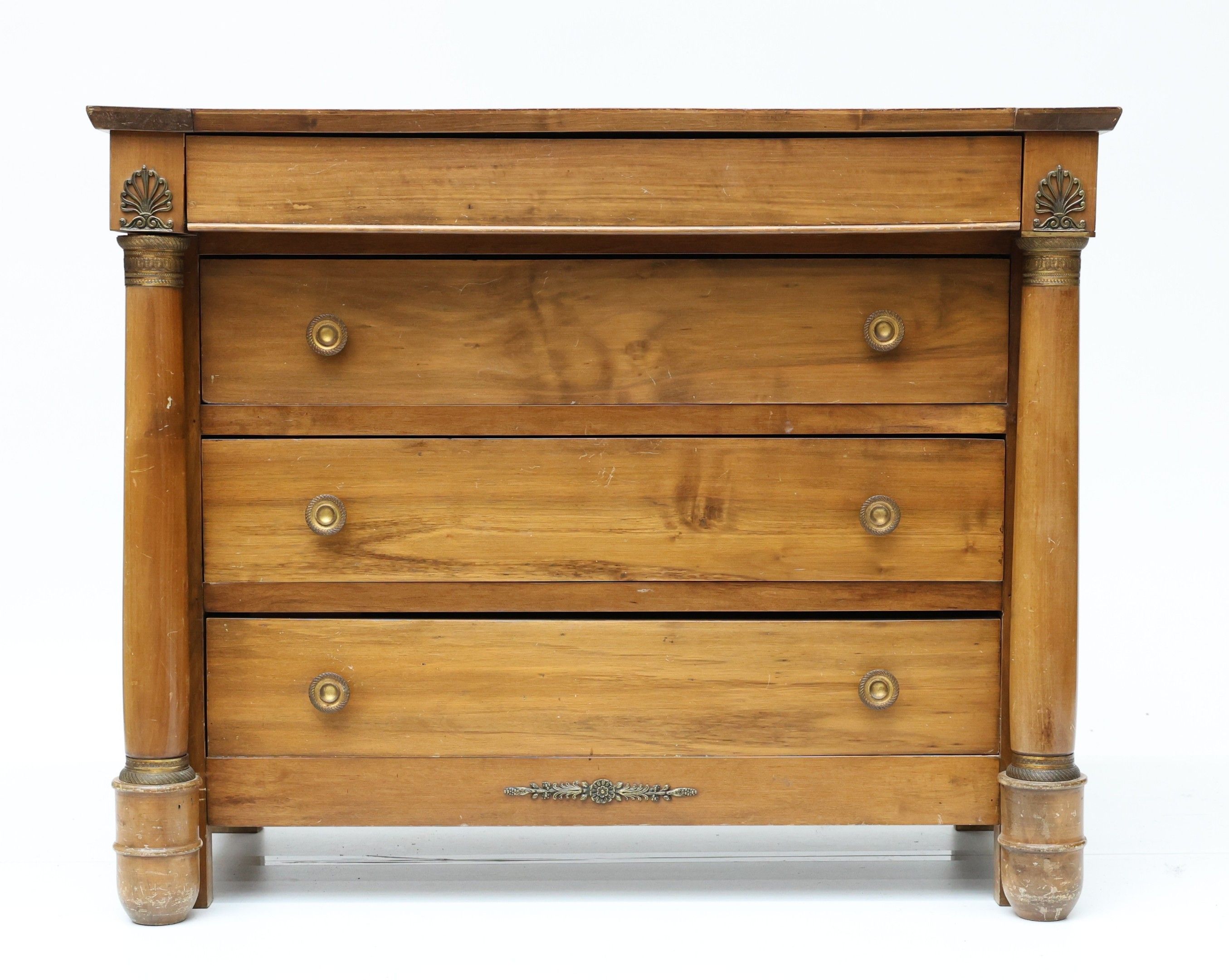Commode en bois naturel ouvrant à quatre tiroirs en façade, …