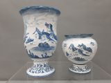 deux vases bleus et blancs exposés dans une vitrine