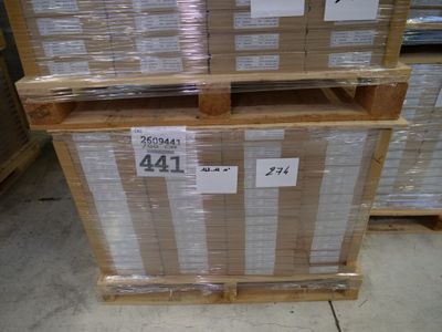 une pile de boîtes empilées les unes sur les autres