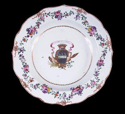une assiette sur laquelle est représenté un blason