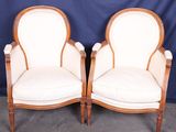 paire de chaises anciennes de style français avec des coussins rembourrés blancs