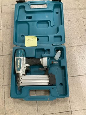 un gros plan d'une boîte à outils contenant un pistolet à clous