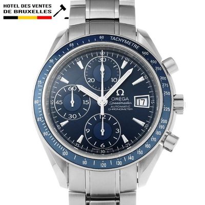 gros plan d'une montre-bracelet avec un cadran bleu