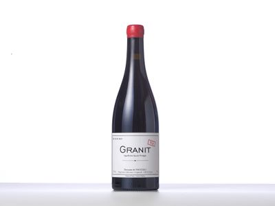 une bouteille de vin rouge posée sur un plan de travail