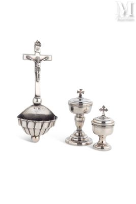 une image représentant un crucifix en argent surmonté d'un autre crucifix