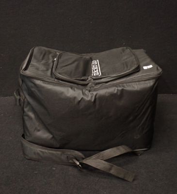 un sac noir posé par terre