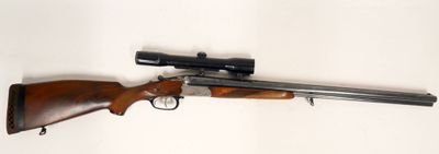 un fusil équipé d'une lunette de visée montée sur le côté